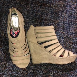 8.5 Madden Girl Taupe wedges